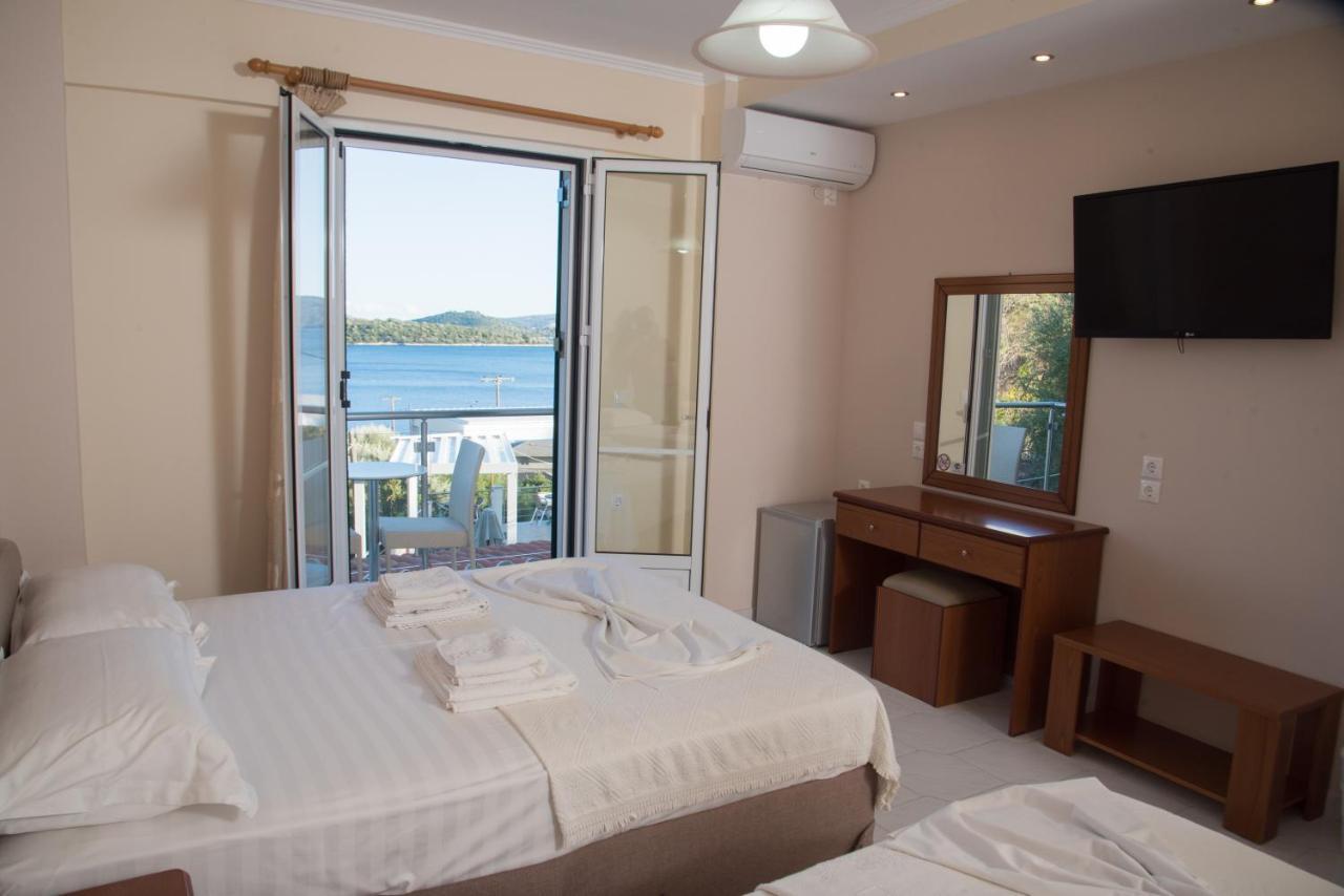 Oasis Hotel Perigiali エクステリア 写真