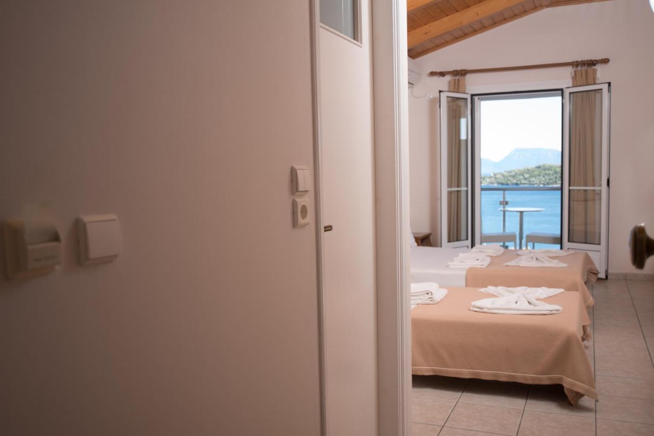 Oasis Hotel Perigiali エクステリア 写真