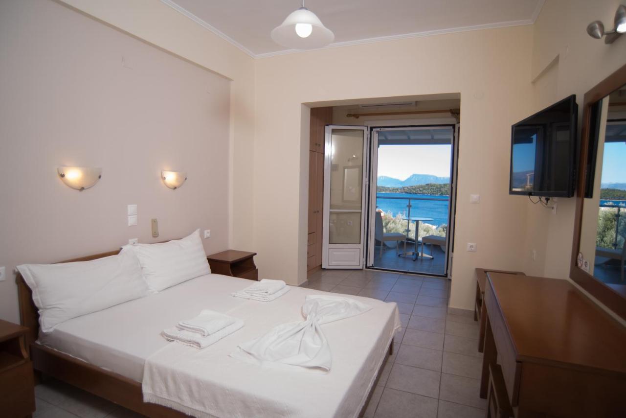Oasis Hotel Perigiali エクステリア 写真