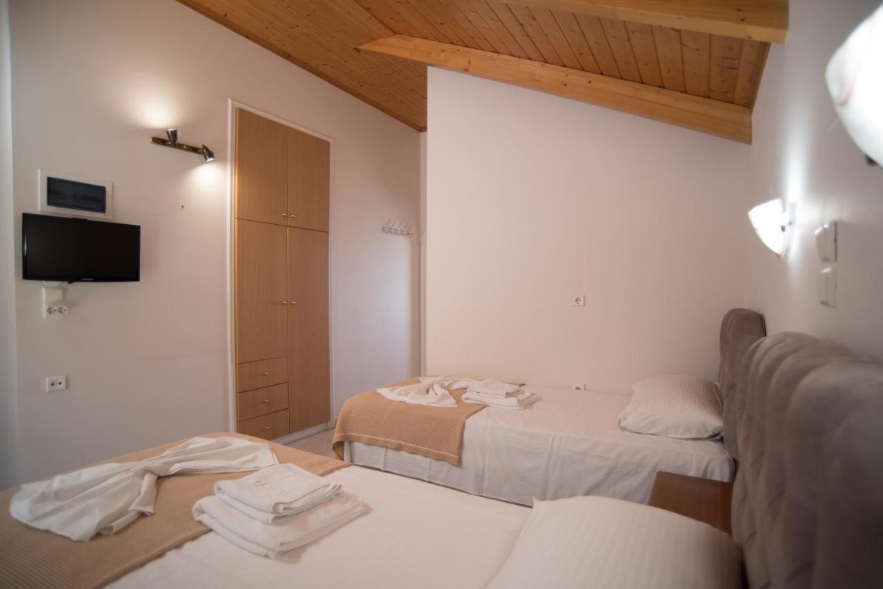 Oasis Hotel Perigiali エクステリア 写真