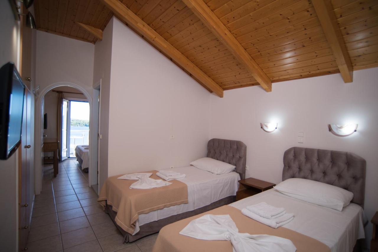 Oasis Hotel Perigiali エクステリア 写真
