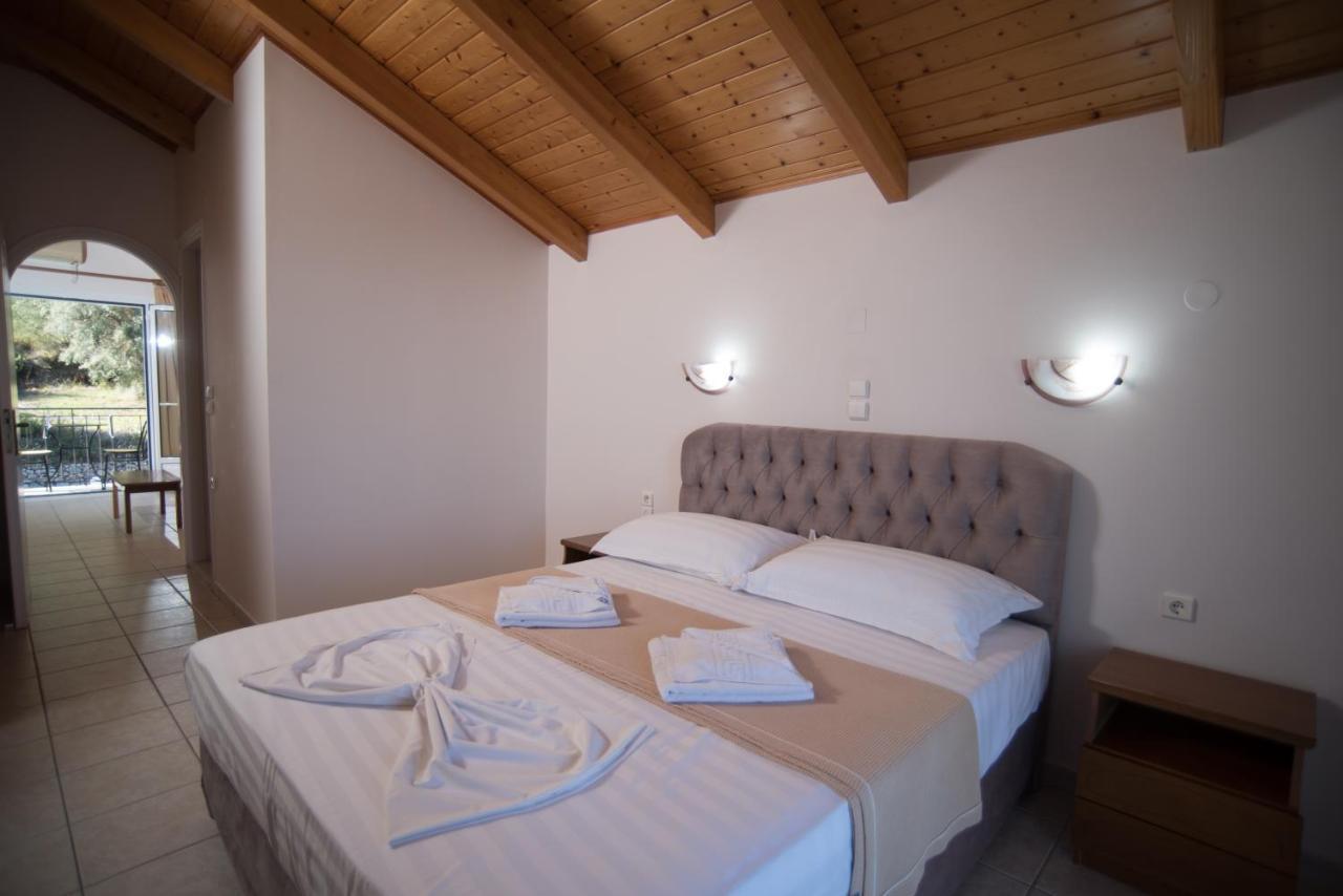 Oasis Hotel Perigiali エクステリア 写真
