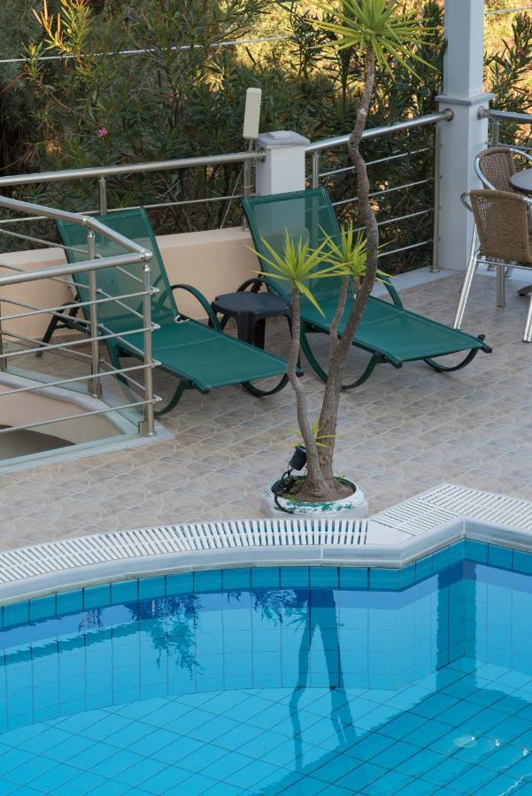 Oasis Hotel Perigiali エクステリア 写真