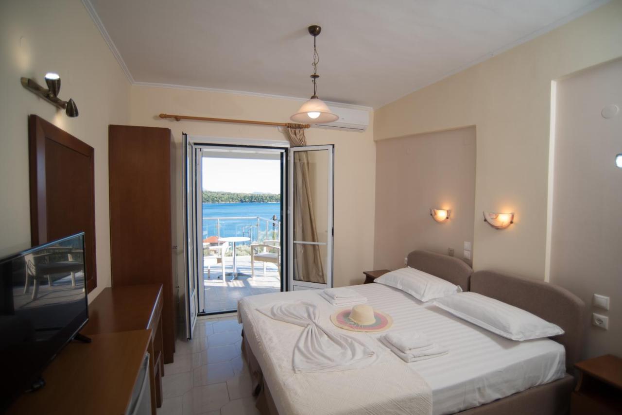 Oasis Hotel Perigiali エクステリア 写真