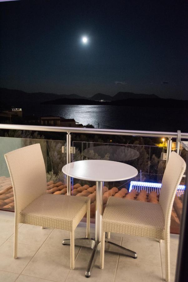 Oasis Hotel Perigiali エクステリア 写真