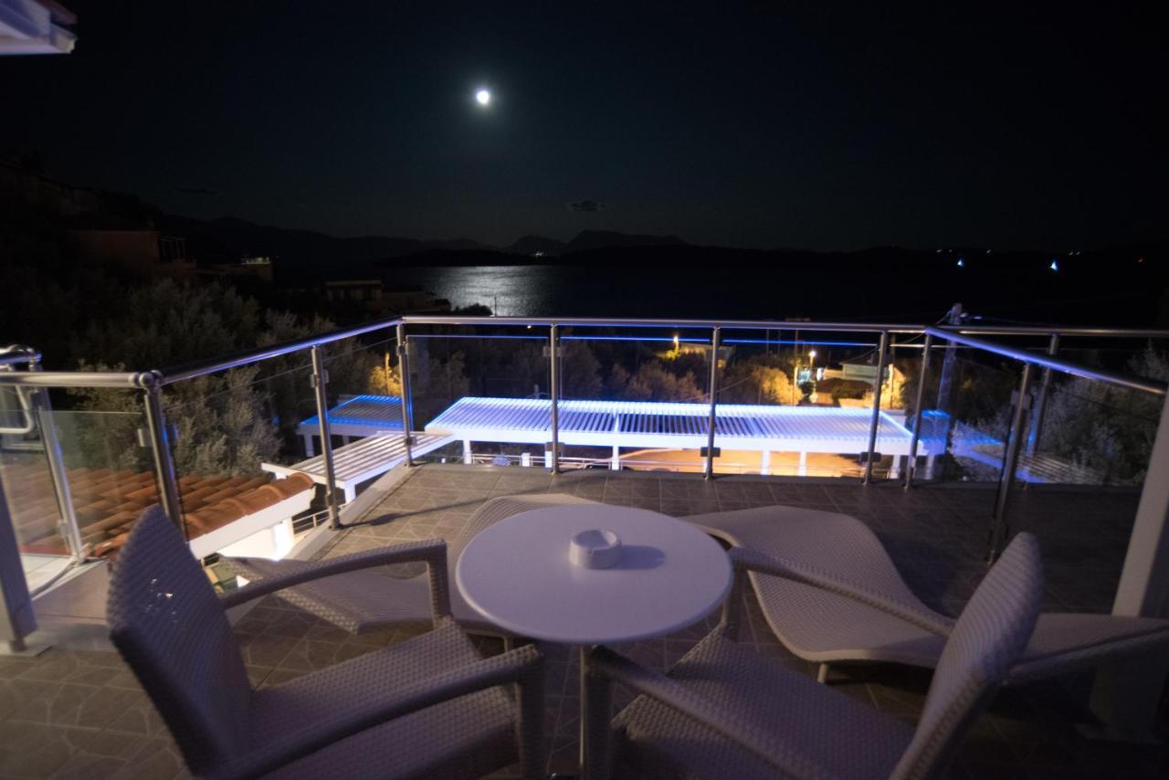 Oasis Hotel Perigiali エクステリア 写真