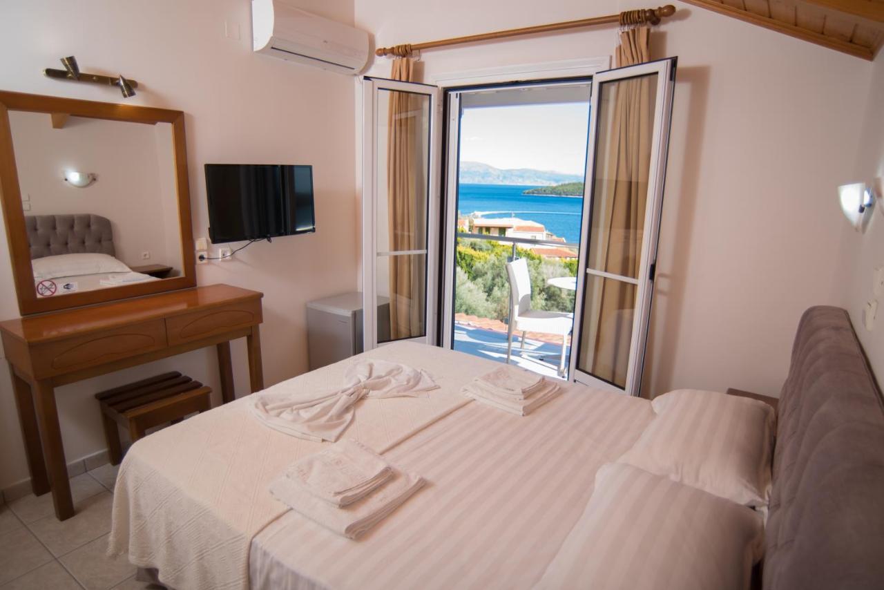 Oasis Hotel Perigiali エクステリア 写真