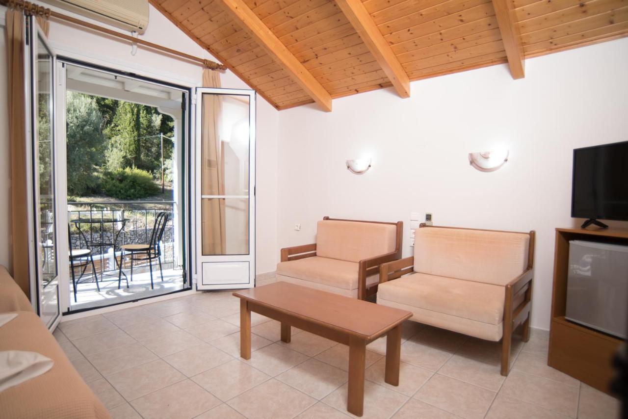 Oasis Hotel Perigiali エクステリア 写真