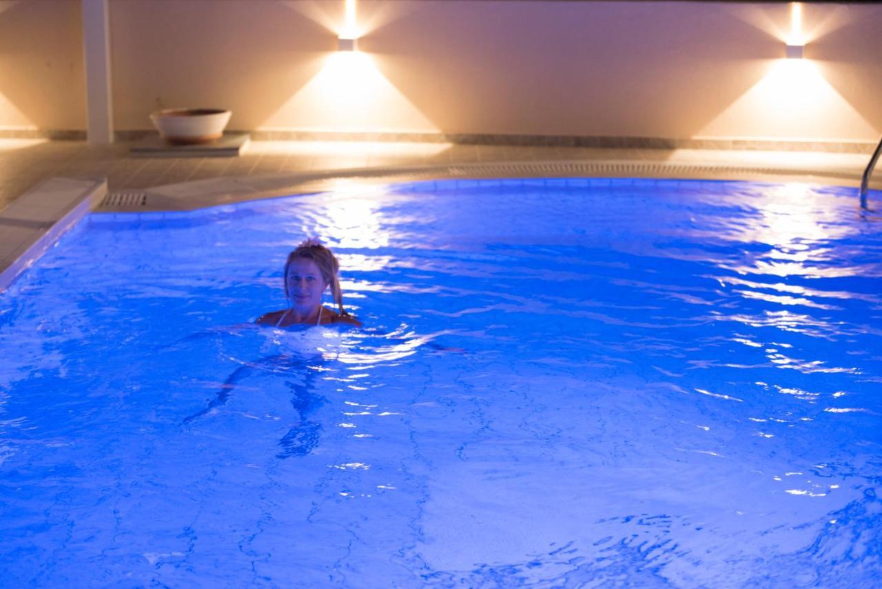 Oasis Hotel Perigiali エクステリア 写真