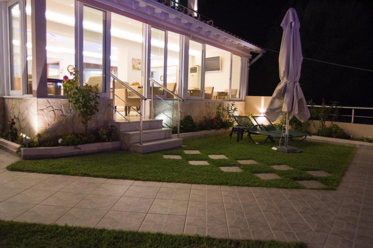 Oasis Hotel Perigiali エクステリア 写真