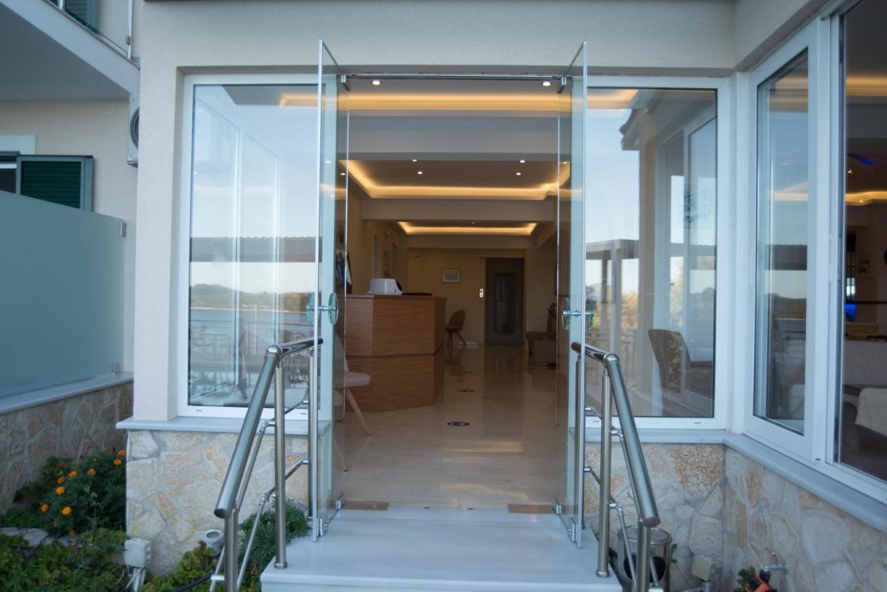 Oasis Hotel Perigiali エクステリア 写真